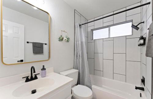 Modern & Homey 3BR Home, Remote Work Friendly, King Beds, Fast WiFi - Foto 22