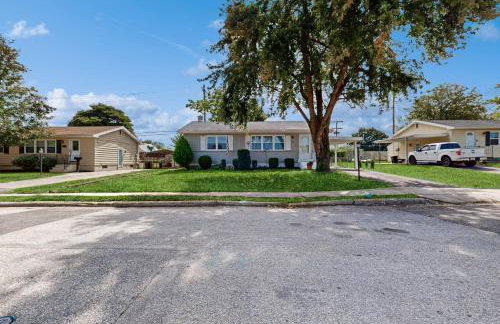 Work and Play! Home 1 Mi to Dtwn and Central Market - Photo 25