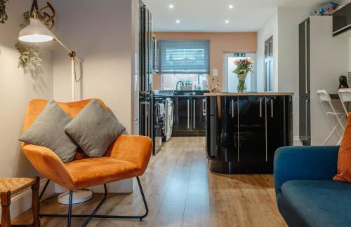 Charming Victorian Terrace near City with Free Parking - Foto 11