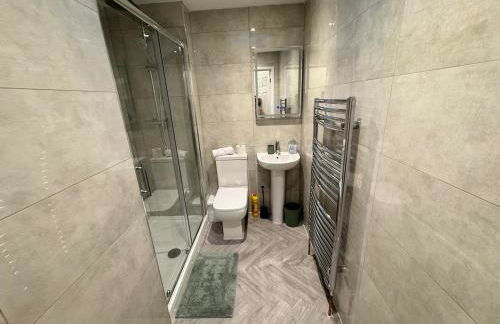 5 Town centre, entire flat, free parking king bed - Foto 24