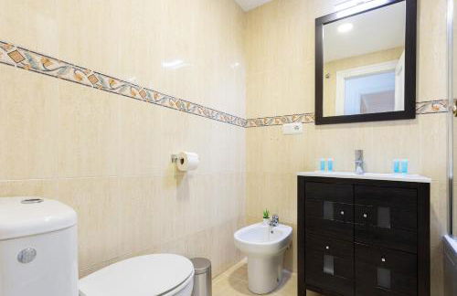 Holidays2Malaga Capuchinos French balconies, private parking, WiFi & Air con - Photo 28