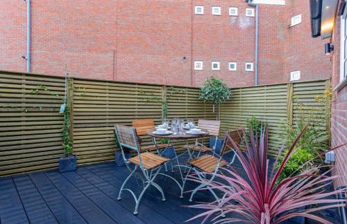 2-Bedroom Stylish & Gorgeous, Cosy Westgate Cottage Retreat, Central Winchester, Free On-Street Parking Permit, with Garden, Close to Cathedral - Sleeps 6, Pets are Welcome - by Blue Puffin Stays - Foto 37