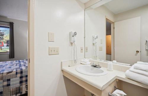 Cedarbrook Two Queen Bed Standard Hotel Room with outdoor heated pool 102 - Foto 15