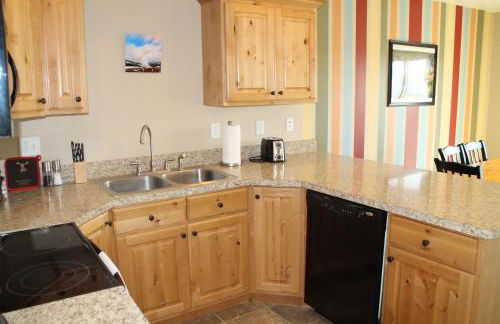 3 queen beds, 1 twin bed, 2 rooms, 1 and a half bath, self check-in, flexcation equipped - Foto 16