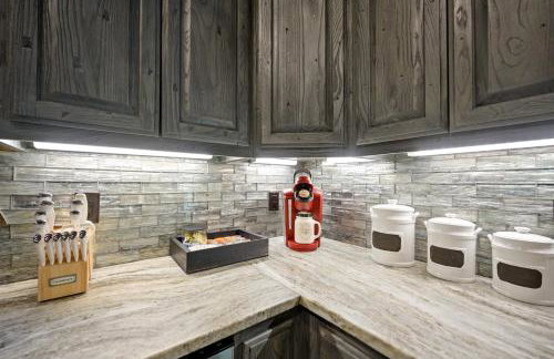 Romantic 1BR Cabin in Broken Bow HotTub, FirePit - Foto 15