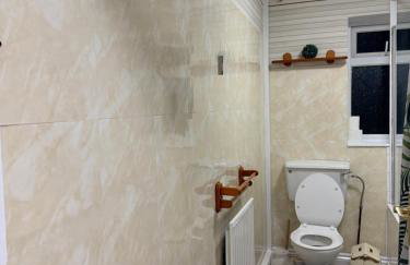 Lovely Two Double Bedroom Maisonette in Surrey - Photo 10