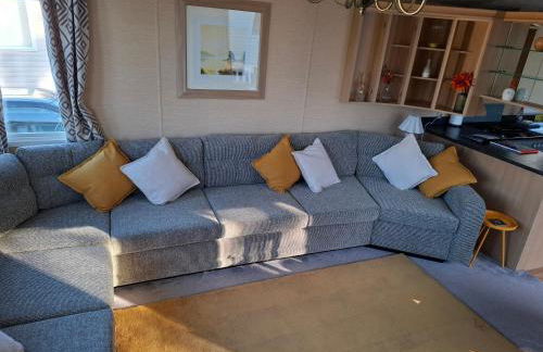 Caravan with hot tub at Tattershall lakes - Foto 3