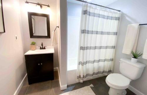 Waterfront Retreat with Spectacular Interior, Jacuzzi and Game Room in NC - Foto 76