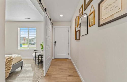 6BR Retreat with Playground Basketball & Sleeps 22 - Foto 26