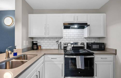 Modern 2BR near Downtown Pool, Gym, Free Parking - Foto 9