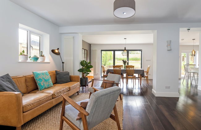 Stunning 5 Bed in the Centre of Bourton - Photo 13