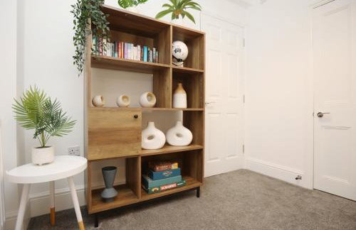 North Rd Apartment with Garden by N And N Stays Ltd, Close to vibrant Gloucester Rd with plenty of restaurants and shops near by, free on street parking - Foto 15