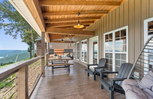 Wood Haven Cabin with a hot tub fire pit & indoor pool - Photo 31