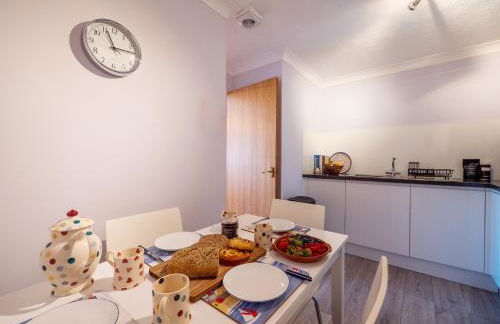 Coastal Escape with Balcony & River Dart Views - Foto 37