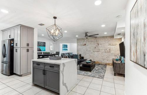 Miami Oasis, Spacious 4-Bedroom Home with Pool - Photo 7