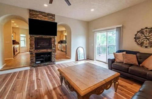 Spacious Ski Chalet W Indoor Hotub & Sep Suite! - Foto 22