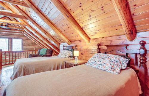 Rhinelander Waterfront Cabin with Deck and Fire Pit! - Foto 18