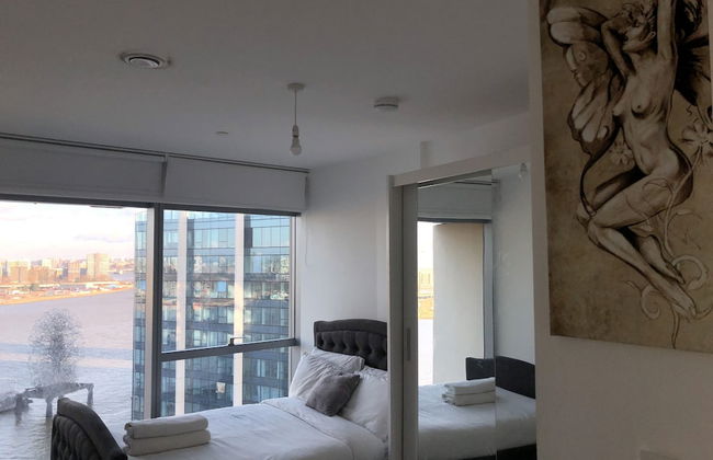 Stunning 1-bed Apartment in London With River View - Photo 2