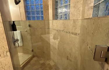 Luxurious 4-Bedroom House with Pool - Foto 45