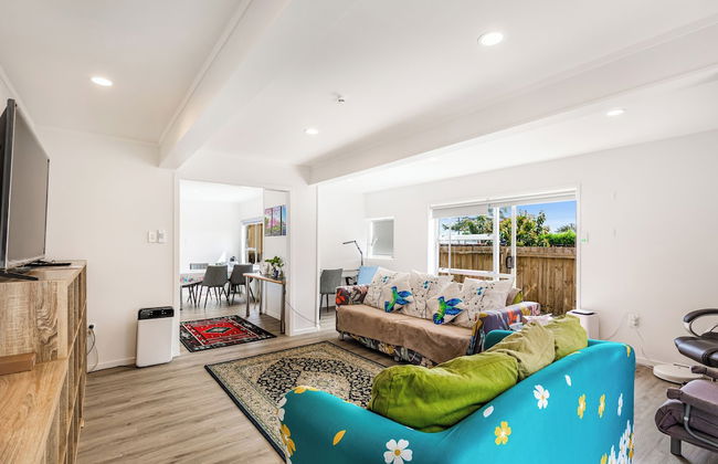 Spacious Renovated 3BR in Ellerslie I Zodiak Stays - Photo 10