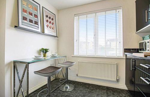 Luxury 5 Bedroom 3 Bathroom House - Smart TVs with Sky and Netflix, Super Fast WiFi, Free Parking by Yoko Property - Foto 42