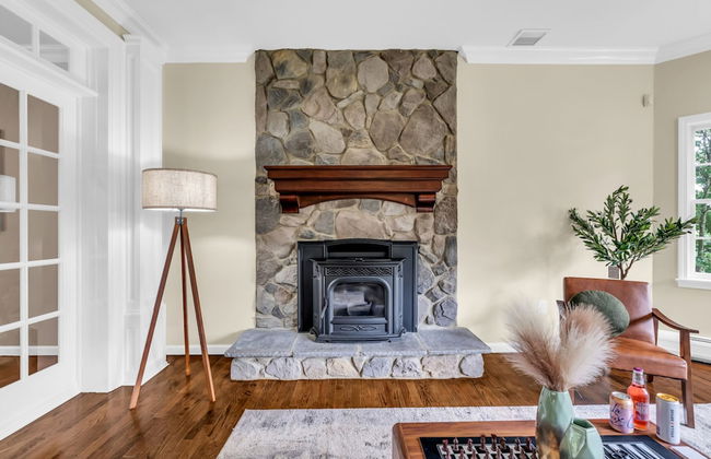 Family Retreat With Autumn Views and Fireplace - Photo 13