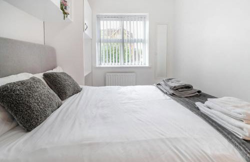 5 Min to Heathrow & Uxbridge Station with Parking - Photo 12