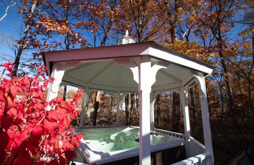 Stunning Poconos Villa- Hot Tub, Pool, Game Room, BBQ & more - Foto 3