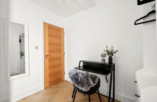 Stylish Flat I Sleeps 6 I With Parking - Photo 38