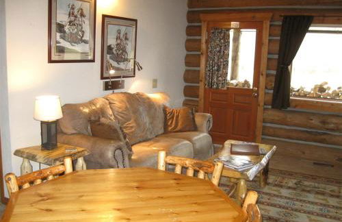 Relaxing Glamping Vacation: Fantastic Log Cabin with a Hot Tub in Darby, MT - Foto 11