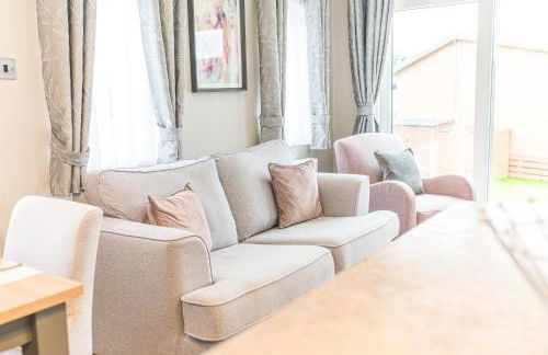 Tastefully decorated lodge on popular holiday park, easy access to Lakes and Dales and free parking - Foto 14