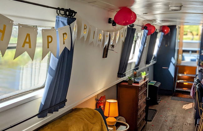Narrowboat With Hot Tub, Spa, Cruising And More - Photo 23