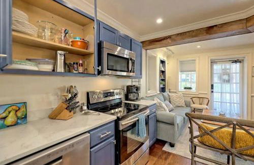 King Bed Bungalow Just Feet from Historic Main Street - Foto 12