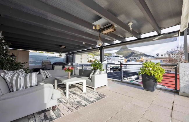 Bright and Stylish Beachfront Apartment - Foto 13