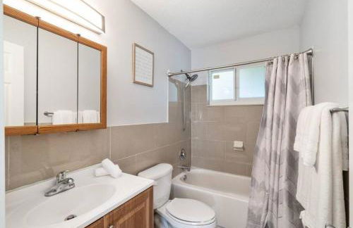 Roxanas 3bed 2bath Home with Modern Interior and BBQ Backyard - Photo 39