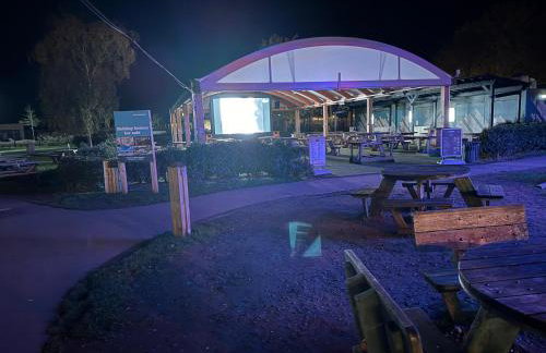 LuxeHaven at Tattershall Lakes Park with Hot Tub - Foto 73