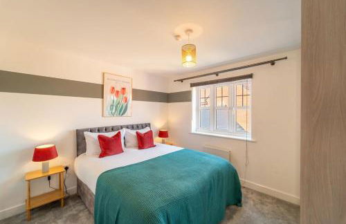 Charming 4 Bedroom House for 8 - Family Friendly - Fast WiFi - Parking - Photo 11