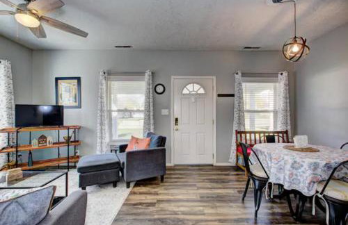 Red Bench Cottage Ideal location near parks, trails, skiing, hiking, biking, shopping extended stays welcome - Photo 1