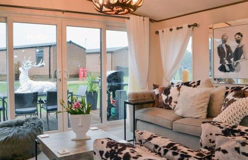 2 Bed Lodge - Sleeps 6 - Dogs - Hot Tub - Parking - Foto 3