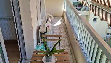 Elegant and comfortable 3 room, beach & transport within walking distance - Photo 2