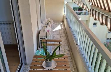 Elegant and comfortable 3 room, beach & transport within walking distance - Photo 2
