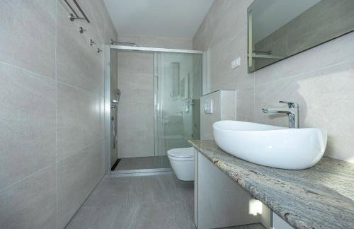 Luxury White Sails Villas with a Multi Sport Court and Sea View - Photo 22