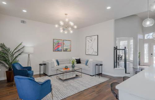 Glamorous Mansion w Private Pool and Cinema Room - Photo 9