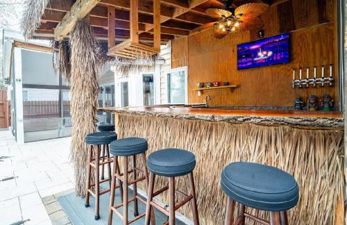 Tropical Oasis with Tiki Bar, Firepit, Seasonal Pool - Foto 10