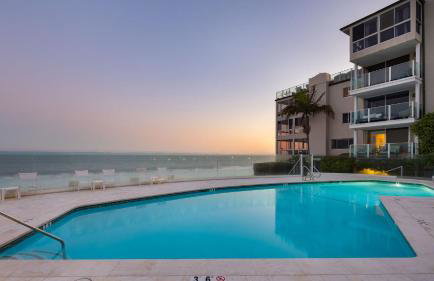Oceanfront Gem w Balcony Pool Hot Tub Carbon Beach Access Bluewater Haven by AvantStay - Photo 25