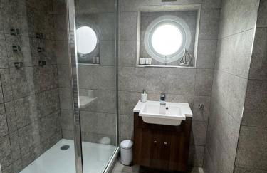 The Plum Tree - 5 luxury modern bedrooms - Photo 21