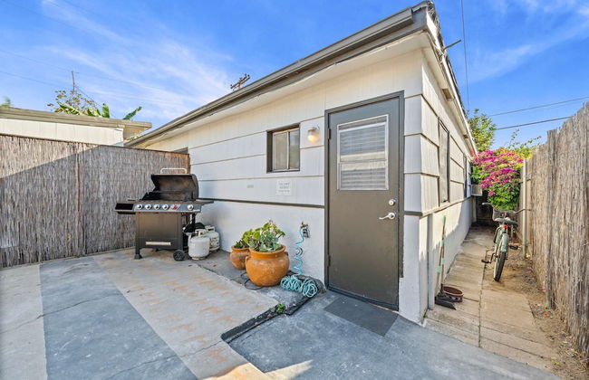 Live Like a Local - Studio With Huge Backyard - Photo 45