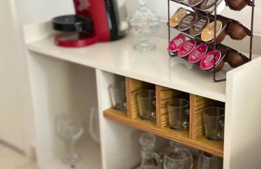 Apto charmoso, com ar, localização privilegiada - Foto 20