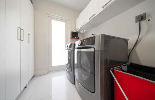 Boho House - Stylist Home with Parking and large Yard - Foto 21