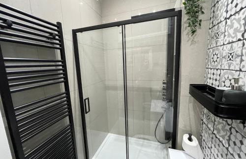 AdeamStays provides Beautiful centrally located 1 and 2 bed apartments on Liverpools Boulevard - Foto 55